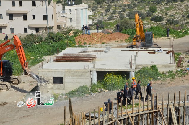 فيديو: قوات كبيرة ومُدججة بالدبابات والصواريخ تهدم اساسات بيت الشيخ غازي عيسى بحجة البناء في ارض المنهال ...